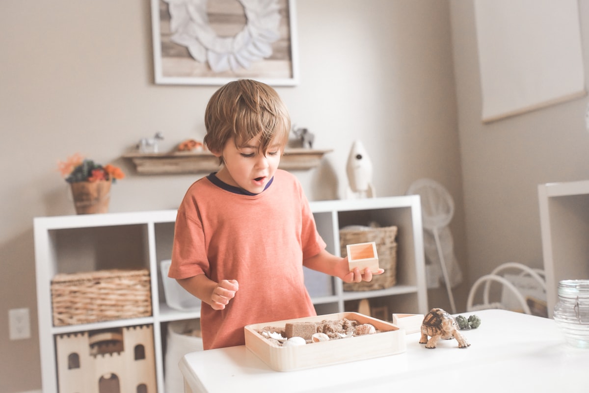 Niño jugando en sesión de terapia
